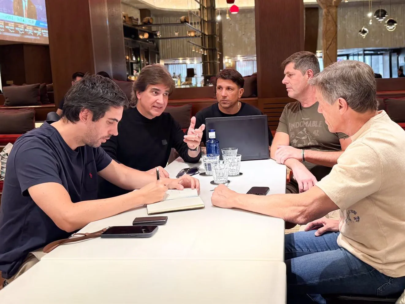 El pastor Dante Gebel se reunió con legisladores, dirigentes gremiales y referentes políticos de Argentina