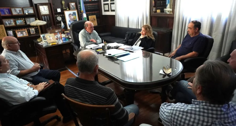 El intendente Moccero junto a la Mesa Ejecutiva de la Comisión Vial Rural.