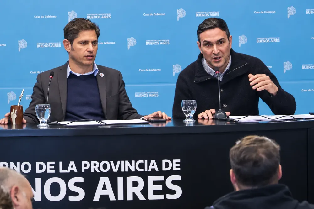 Axel Kicillof junto a Gildo Onorato en conferencia de prensa.