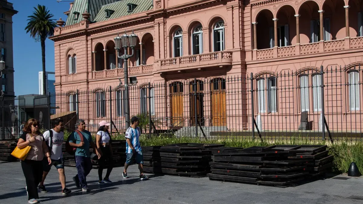 Trabajadores de Casa Rosada denuncian quita de horas extra y sueldos de indigencia.