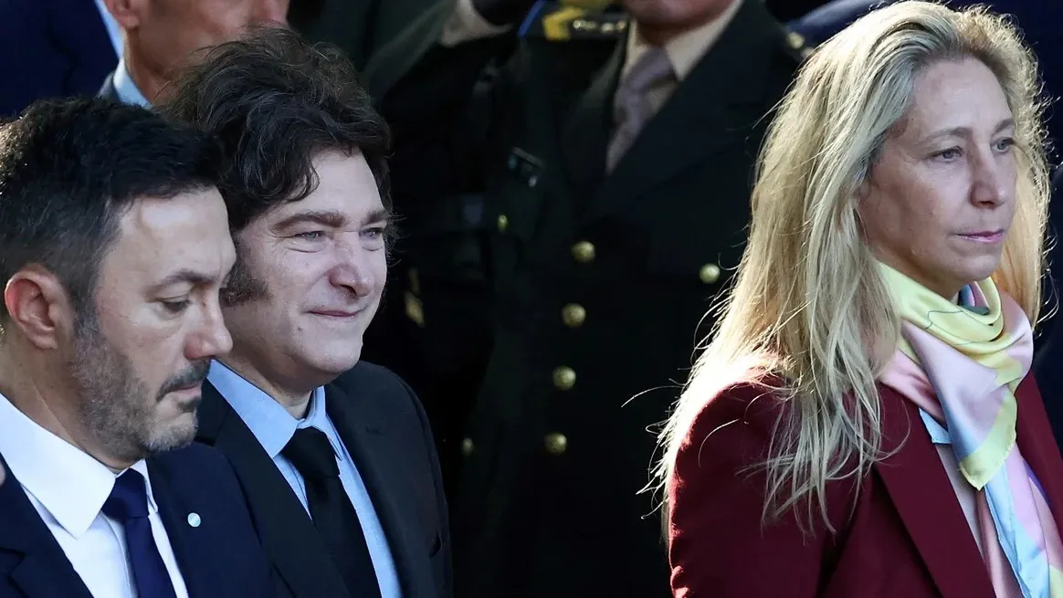 Javier y Karina Milei junto a Luis Petri