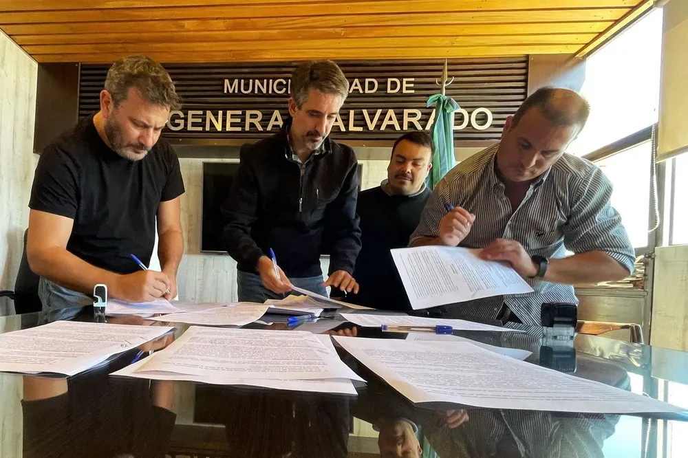 Ianantuony firmó el Primer Convenio Colectivo para Trabajadores Municipales.