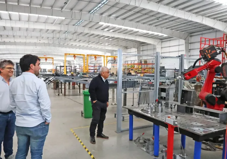 Salazar visitó la planta de Ecosan, empresa que construirá los nuevos Consultorios Externos del Hospital Municipal 2