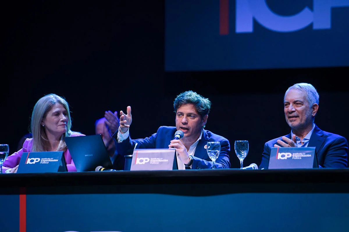 Kicillof junto a Alak y Magario en el Instituto de Formación Política.
