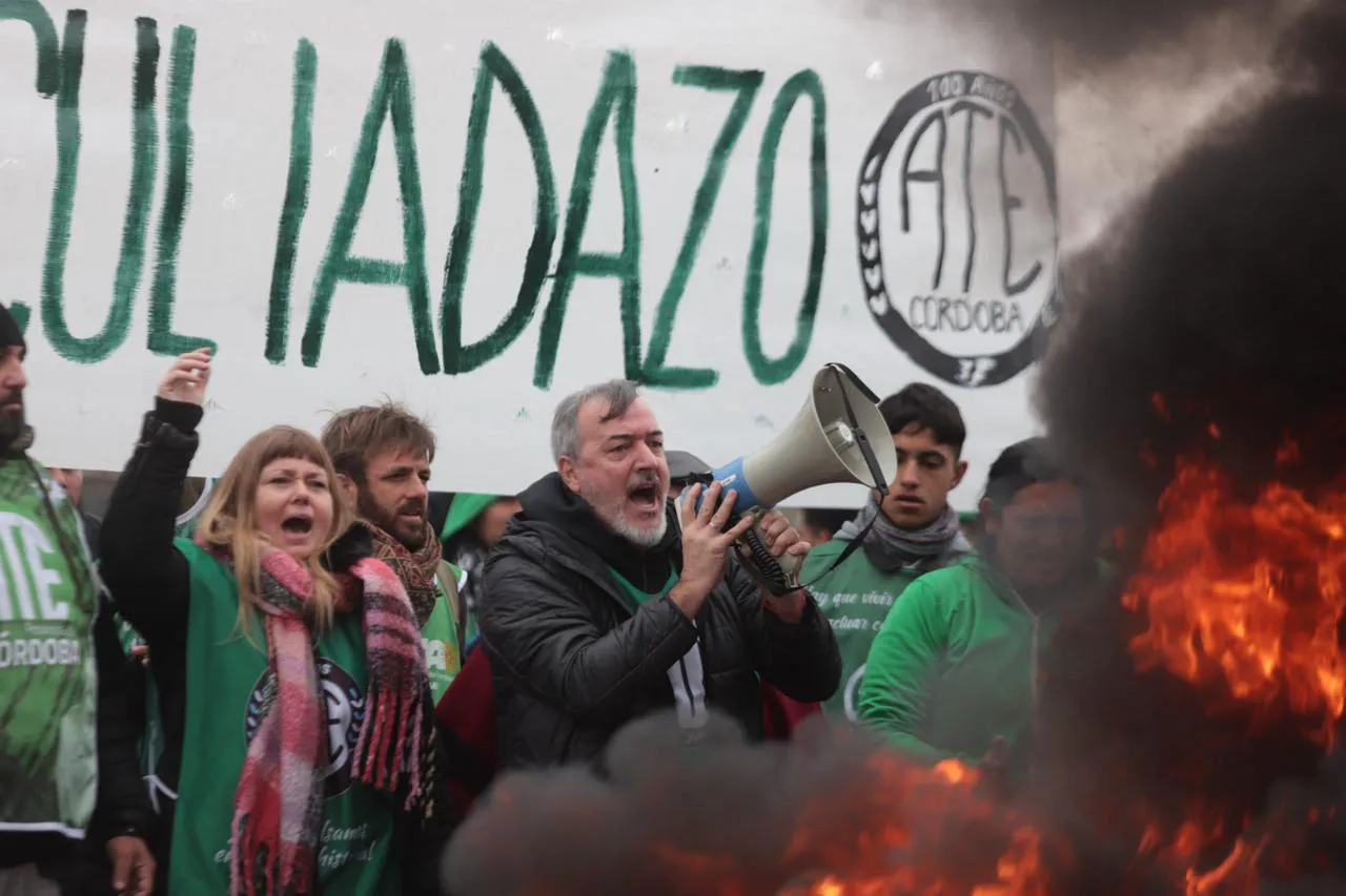 ATE ya bloquea el aeropuerto de Córdoba y declara “persona no grata” a Milei