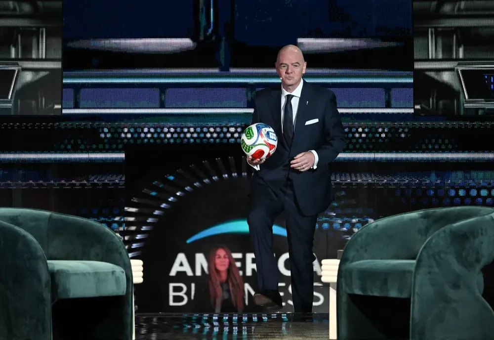 Infantino otra vez en la mira por su apoyo a Trump