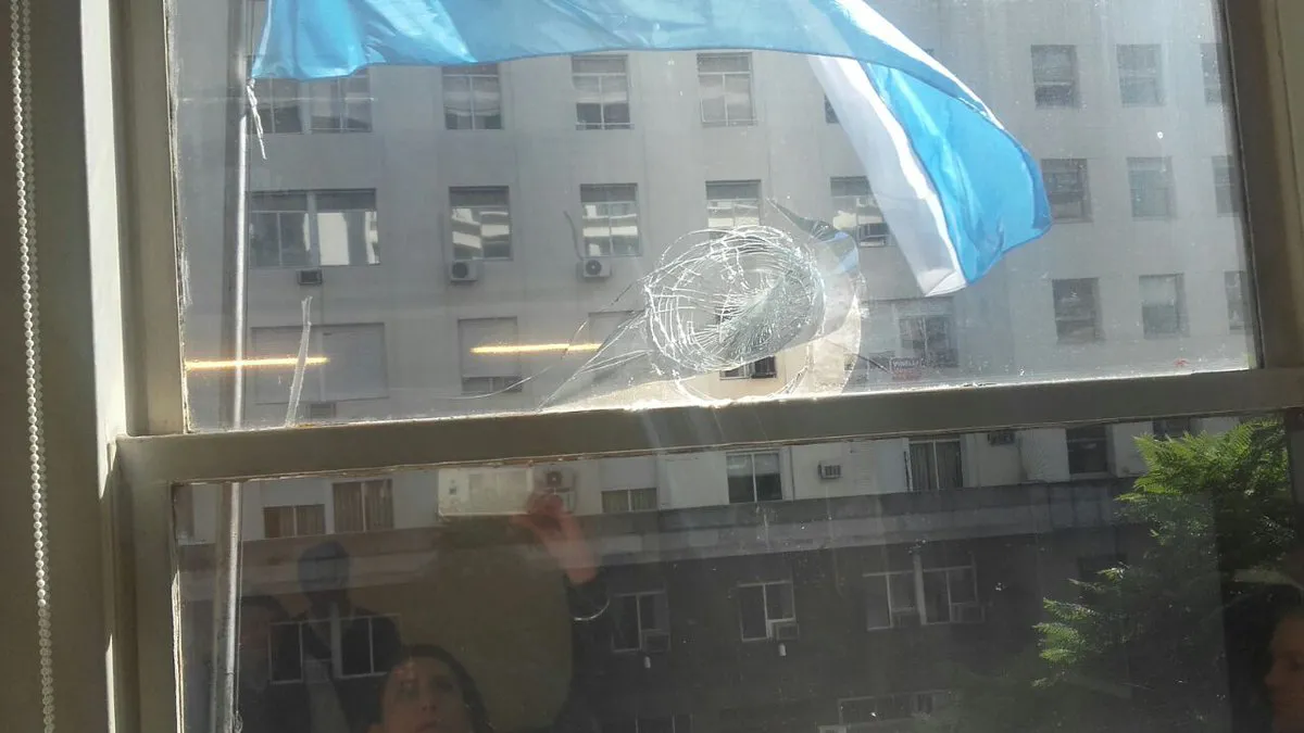 Atacaron el despacho de Javier Iguacel