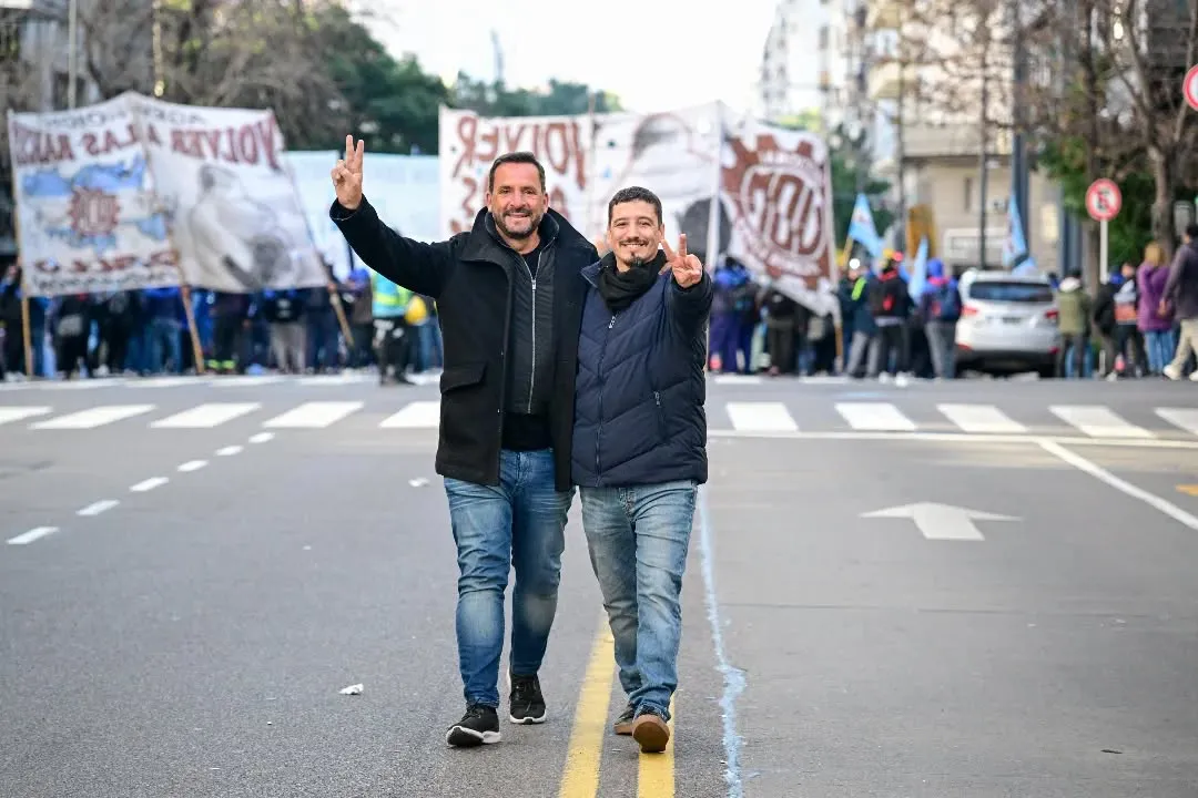 Leonardo Moreno junto al intendente de Escobar, Ariel Sujarchuk, en la marcha de apoyo a CFK