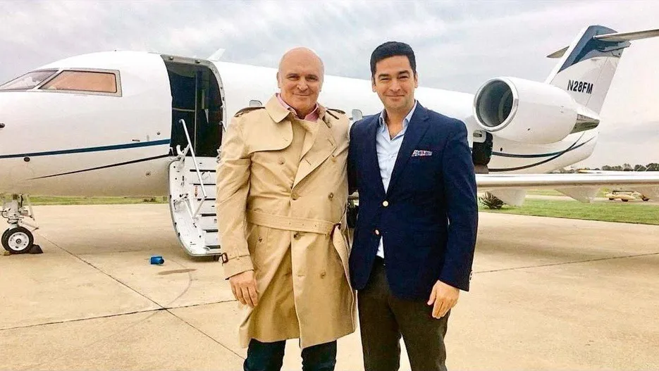 José Luis Espert y Nazareno Etchepare, en 2019, delante del avión de Fred Machado