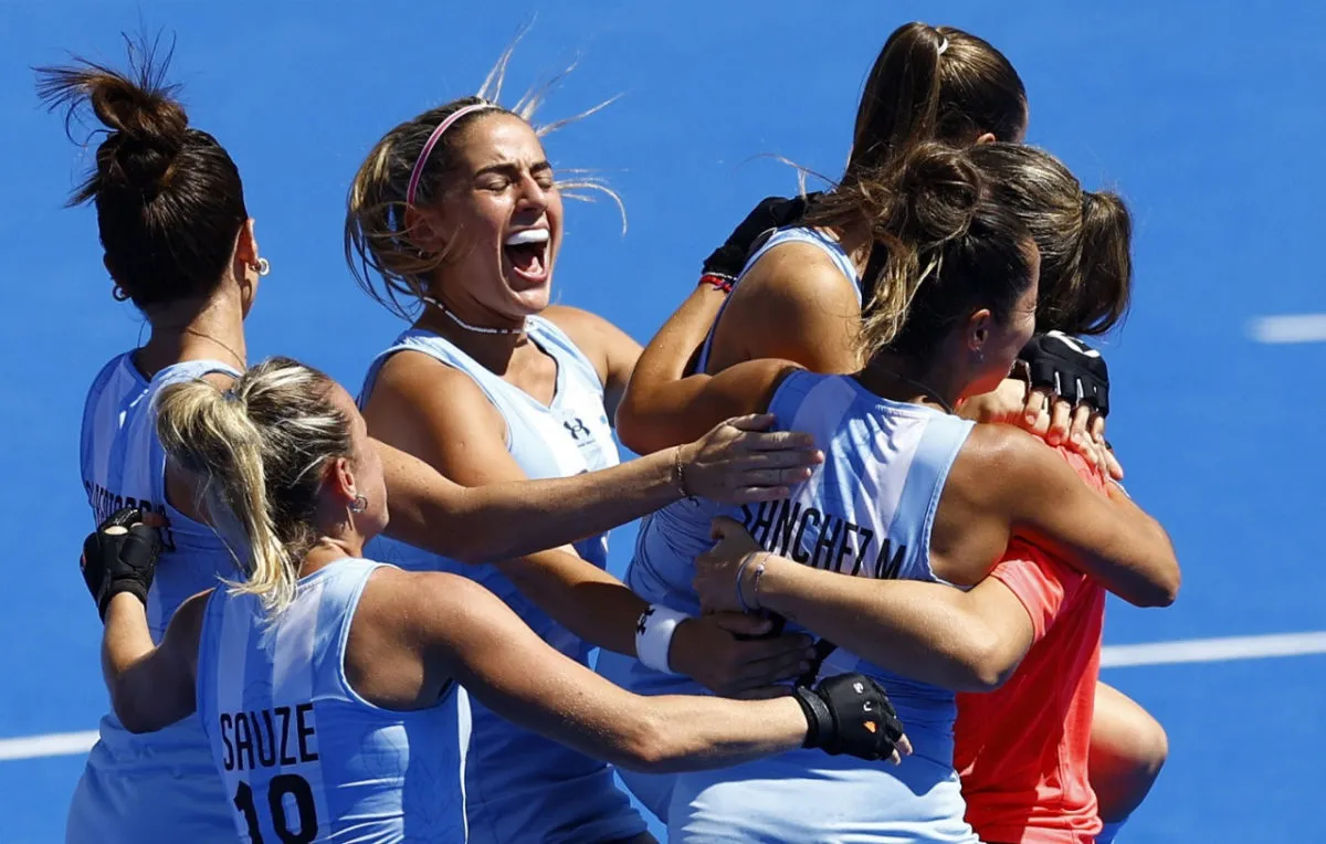 Festejan Las Leonas al obtener el bronce.