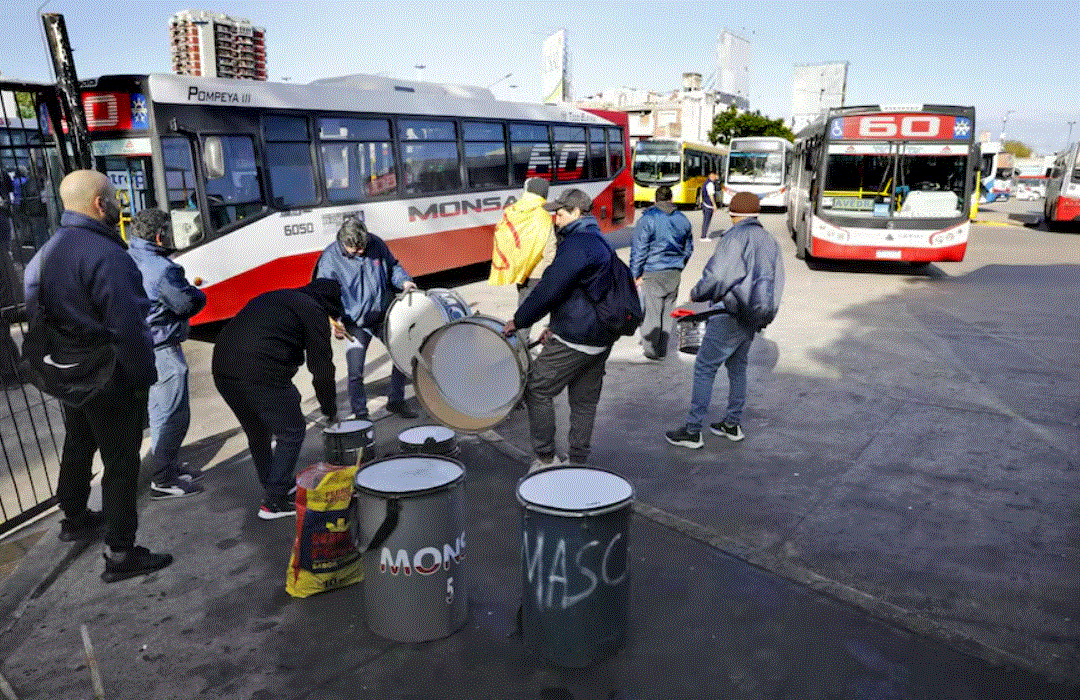 Colectiveros protestan en desacuerdo con el arreglo salarial.