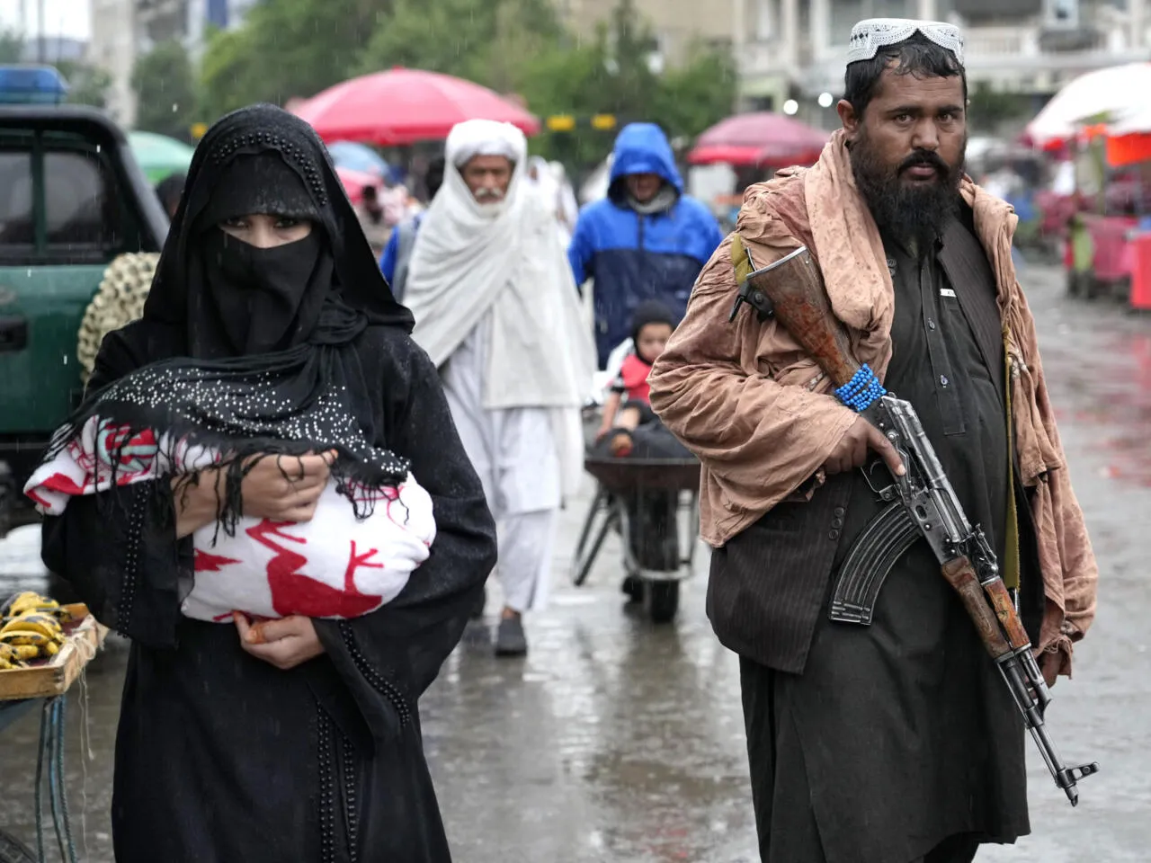 Talibanes prohíben a mujeres hablar en público en Afganistán