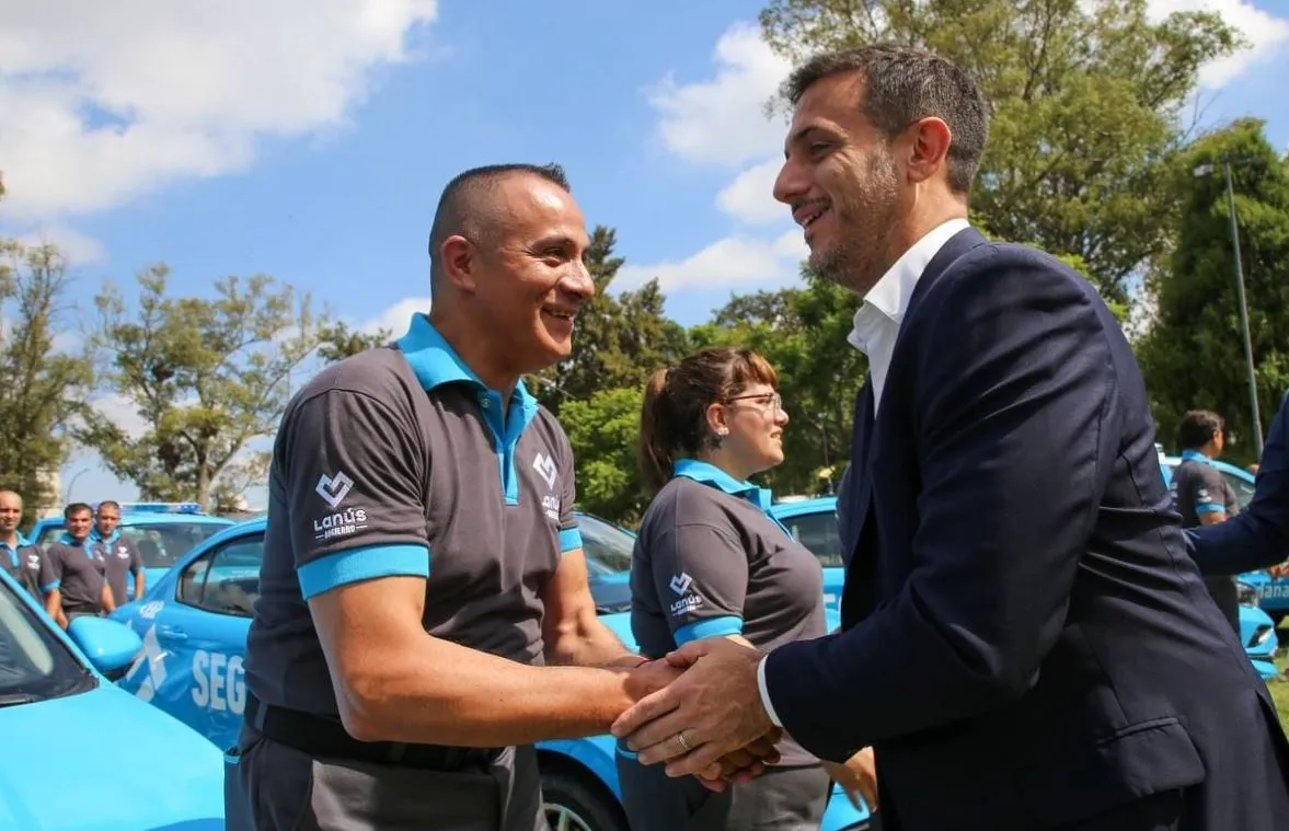 Julián Álvarez en entrega de móviles en Lanús