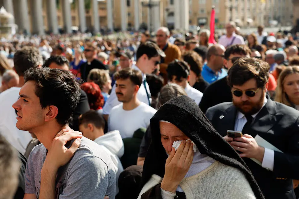 Miles de personas lloran por la partida del papa Francisco (REUTERS Susana Vera)