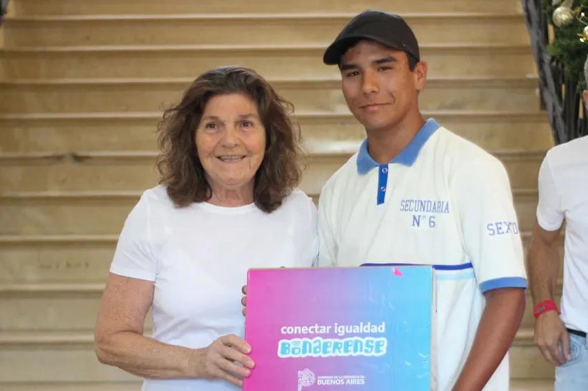 Gianini entregó netbooks