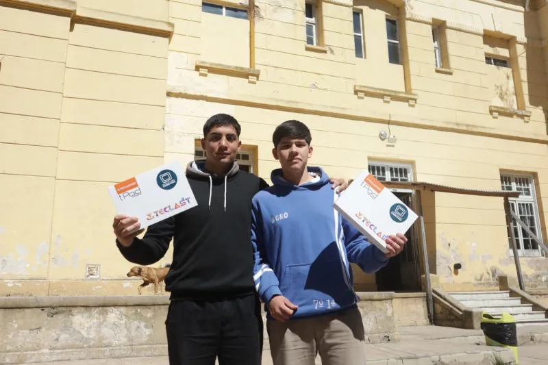 Nueva entrega de tablets del programa Marcos Paz Conectada en la Escuela Agraria