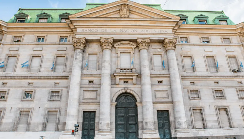 Milei oficializó la transformación del Banco Nación en Sociedad Anónima