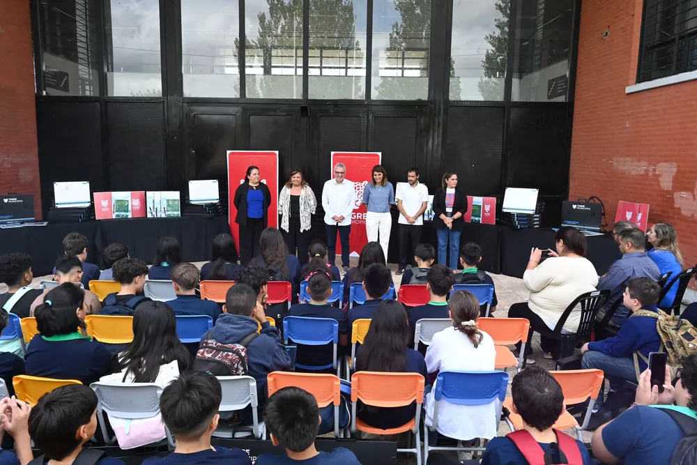 Zamora encabezó la entrega de kits escolares a 225 estudiantes del distrito 2