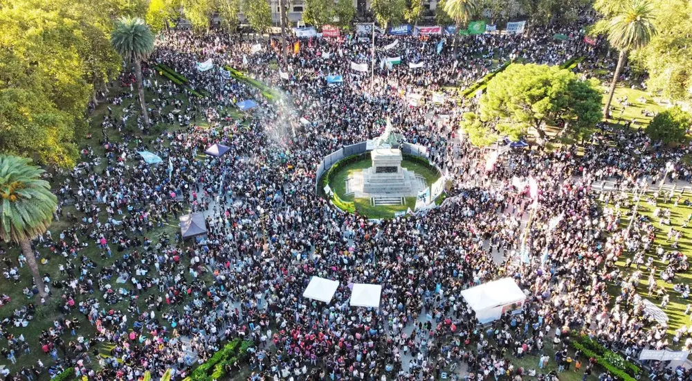 Una multitud colmó la plaza en Rosario