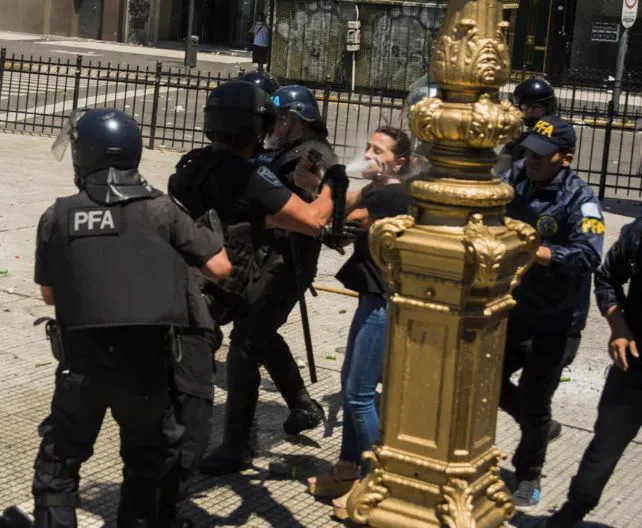 La policía reprimió a los manifestantes con gas pimienta