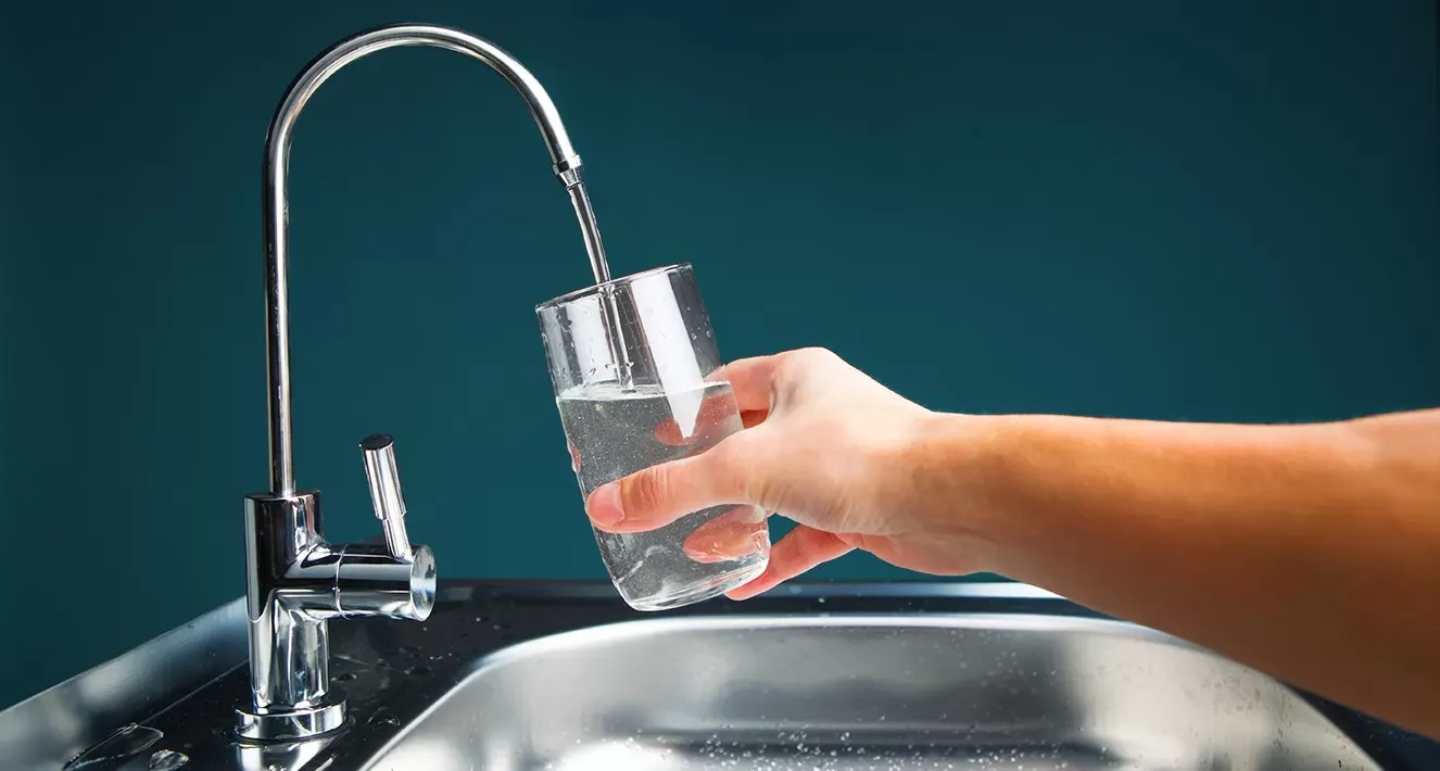 La mitad de ventas de agua embotellada alcanzaria para dar acceso universal a la misma, segun la ONU Beber agua