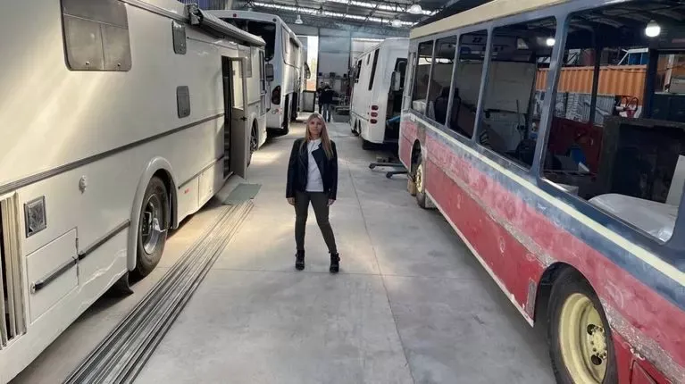 Dejó su trabajo en la oficina para fabricar casas rodantes con su papá: ahora son furor en las redes