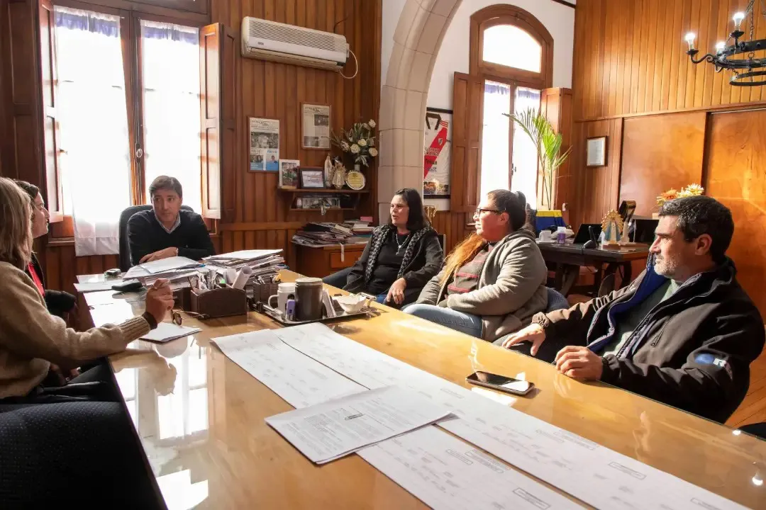 Acerbo junto al equipo directivo y la comisión del CEPT N° 27.