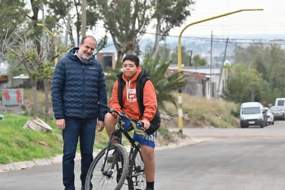 Recorrido por las obras de asfalto finalizadas en las calles Laudelino Cruz y Caldén en el Barrio Miramar