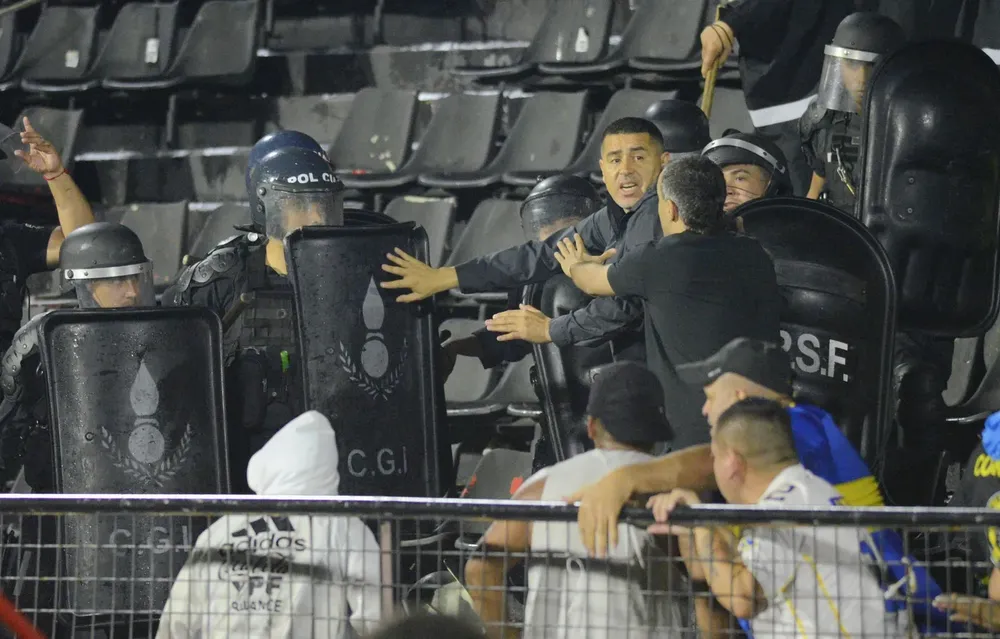 Graves incidentes en Boca-Gimnasia: Riquelme calmó a La 12