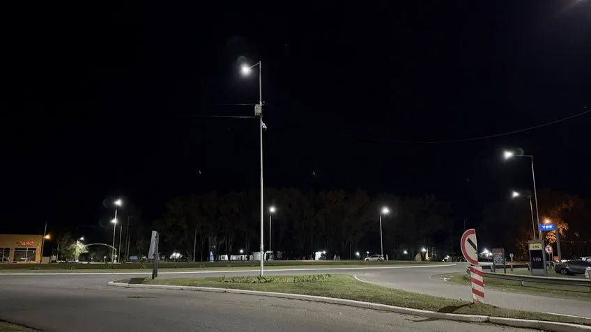 La rotonda de ingreso de av. Cámpora y ex ruta 7 ya tiene luces led