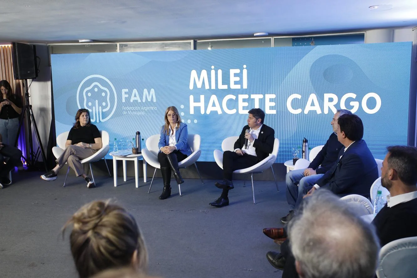 Kicillof junto a intendentes de la FAM