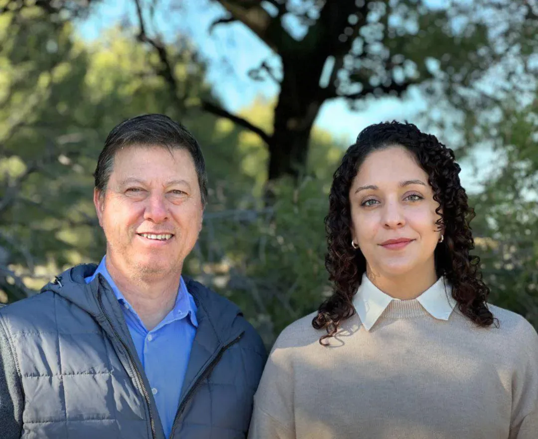 Bevilacqua junto a Hernández