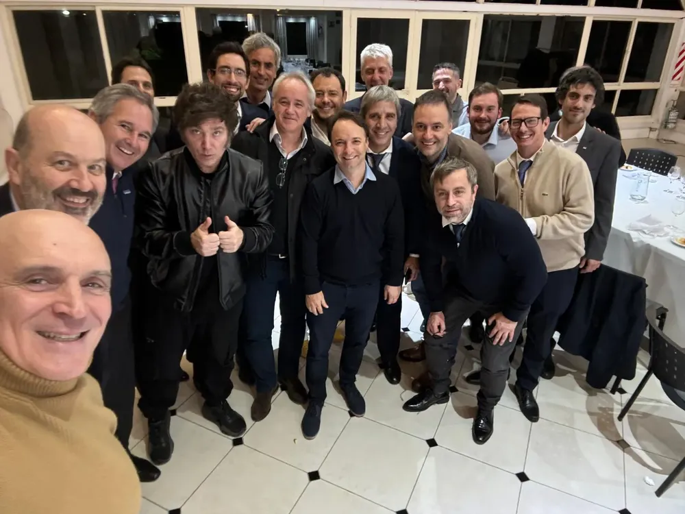 Milei junto a ministros y asesores.