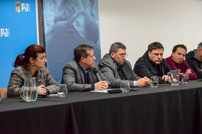 El peronismo porteño patea la interna y estira el mandato de Recalde
