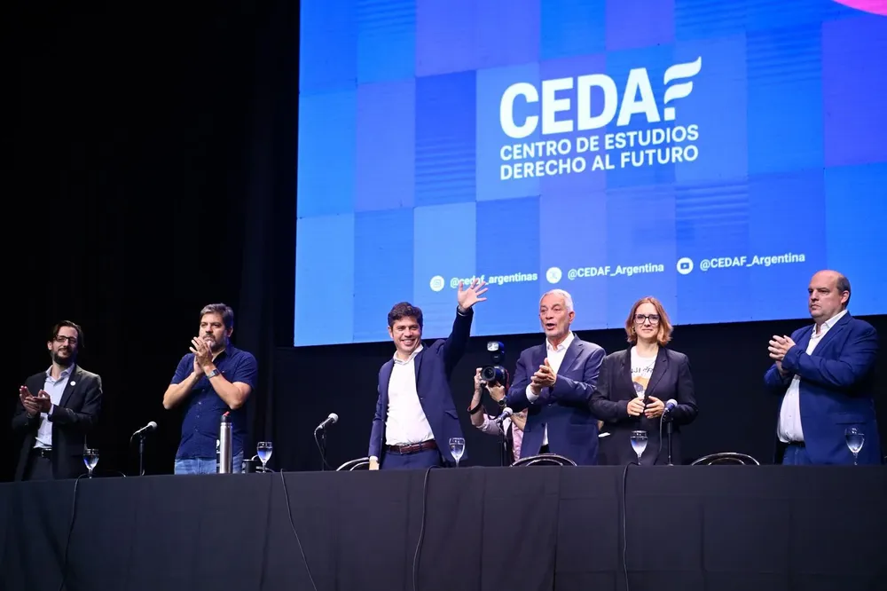 “Esto no es solo escribir papers”: Kicillof arma usina, convoca a militar y deja correr el operativo 2027