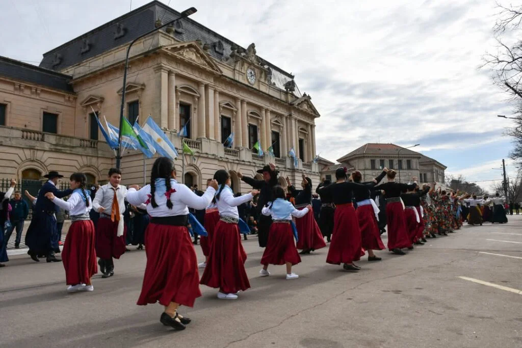 Bragado celebró el Día de la Independencia con un multitudinario desfile patrio 3