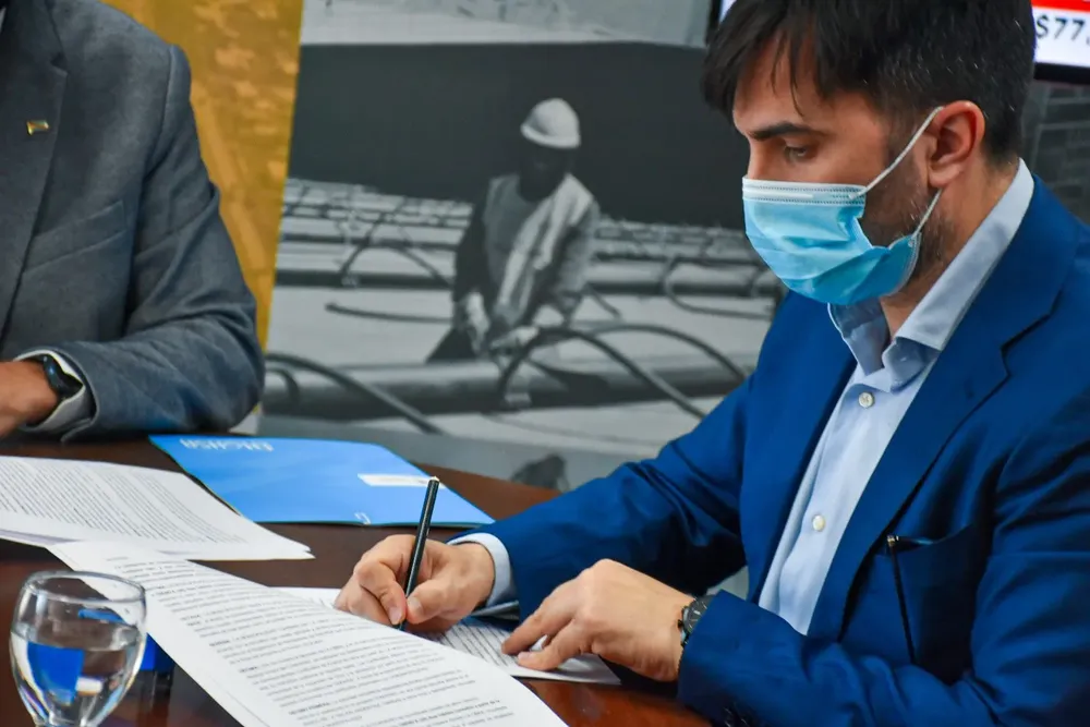 Echarren firmó un convenio con el ENOHSA para construir una planta depuradora