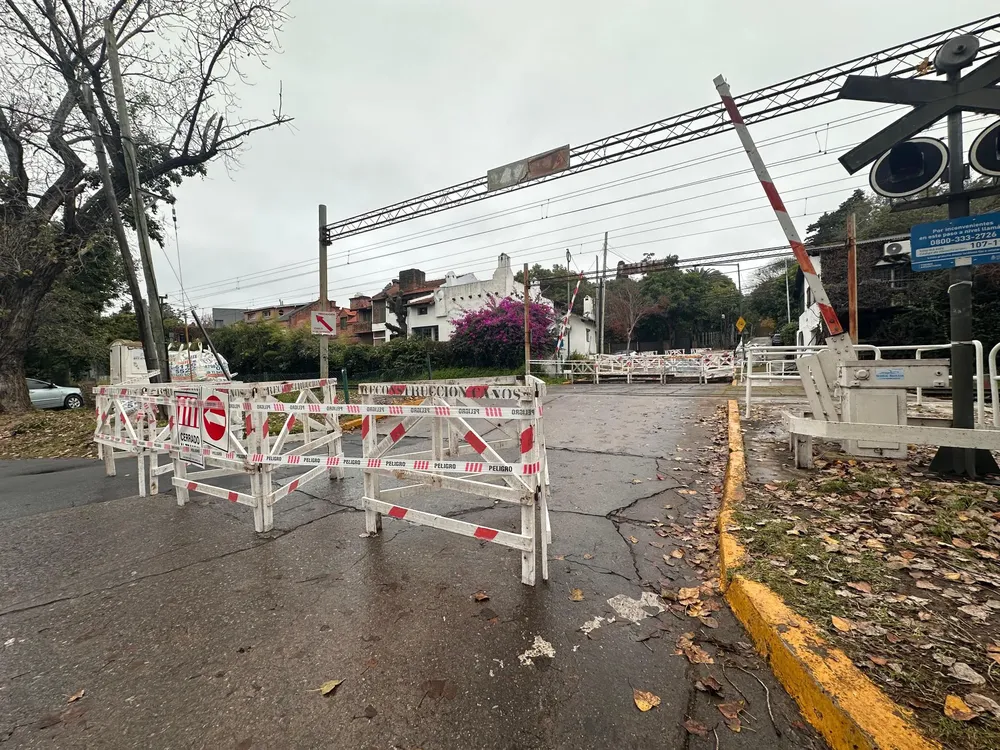 Avanzan obras pluviales y de repavimentación en el paso a nivel España de Beccar