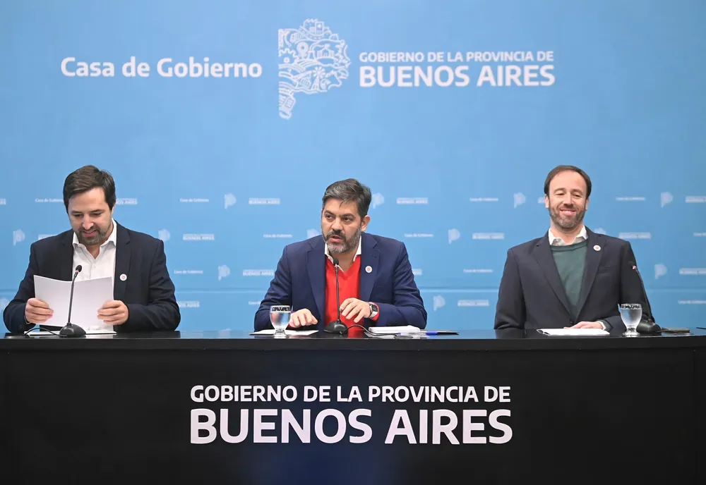 Ministros bonaerenses de Gobierno, Carlos Bianco; de Economía, Pablo López; y  de Salud, Nicolás Kreplak.