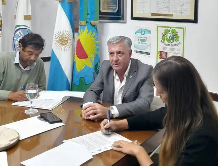 Firma de convenio con la AEHG La Plata