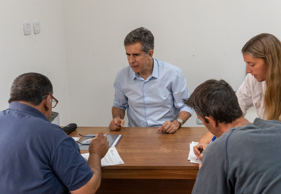 Martínez firma un convenio para optimizar la red de agua en Fortín Olavarría.