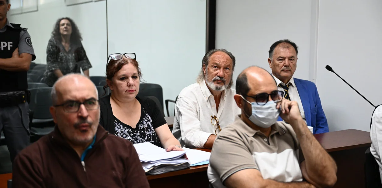 José López y Pablo Schoklender, con barbijo, en el comienzo del juicio oral.