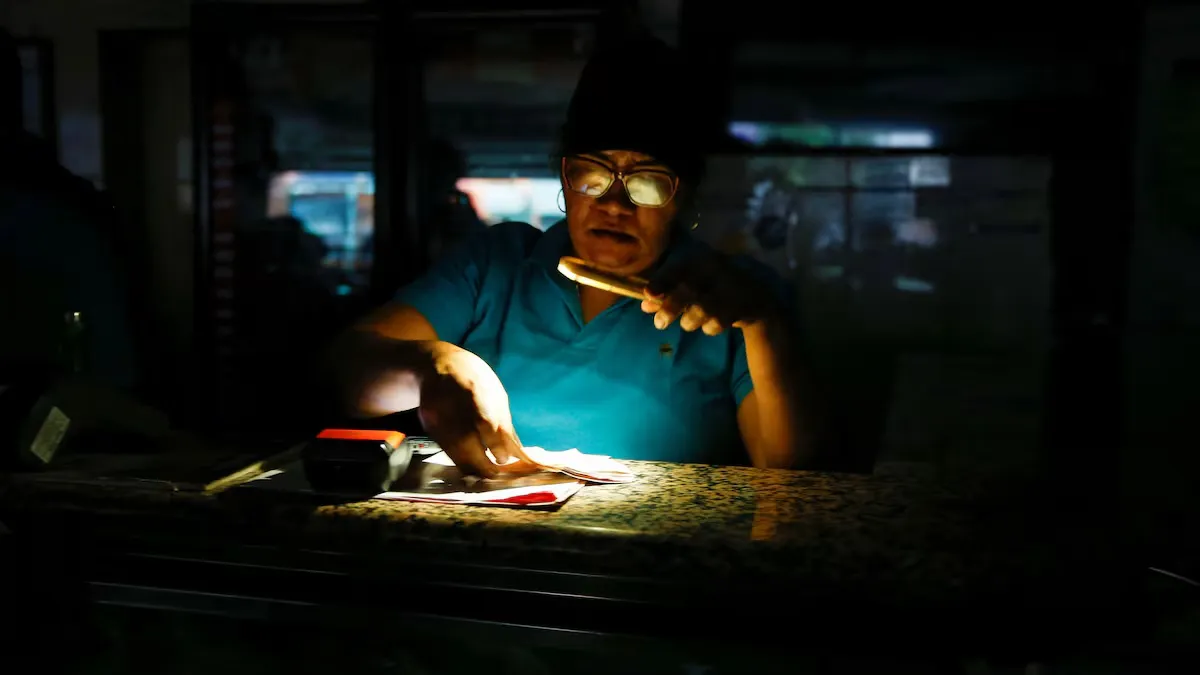 Venezuela comienza a recuperar electricidad tras gran apagón