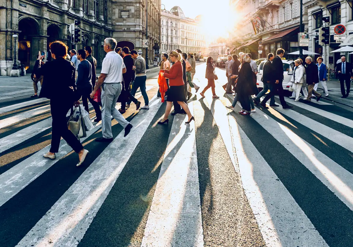 personas caminando en la calle de una gran ciudad Salud mental
