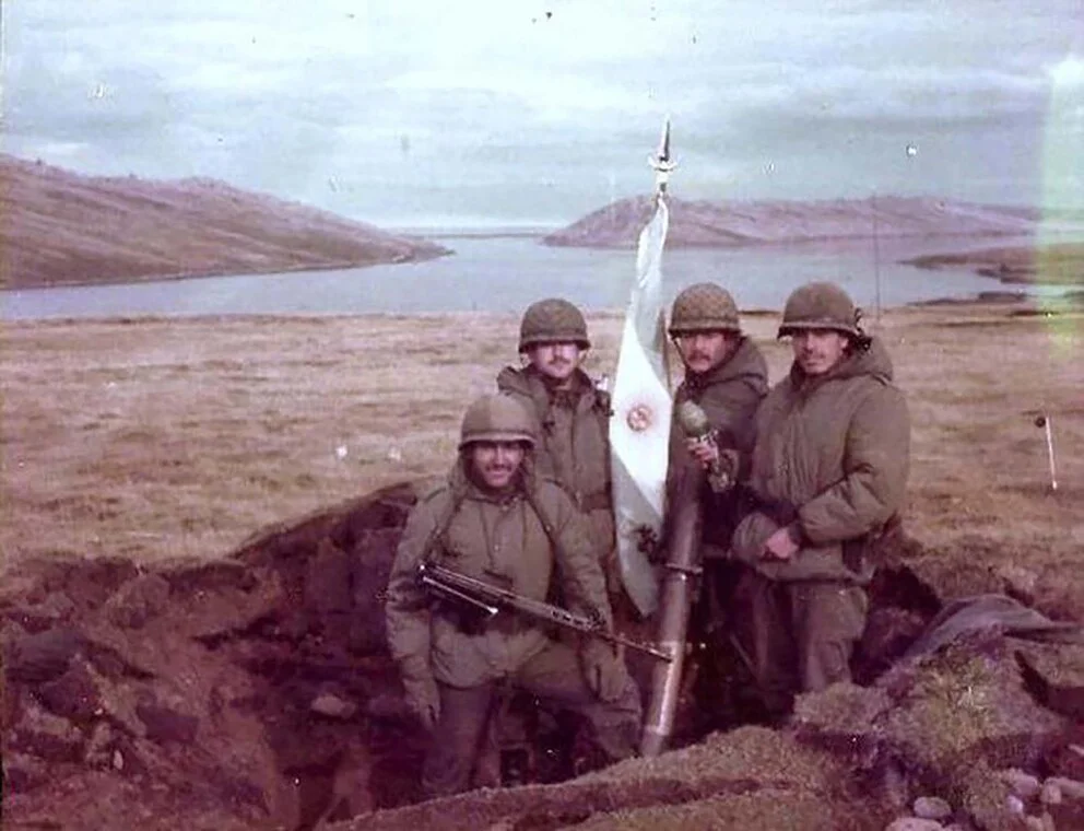 Soldados del RI5 en una trinchera en Puerto Howard. (Guerra de Malvinas)