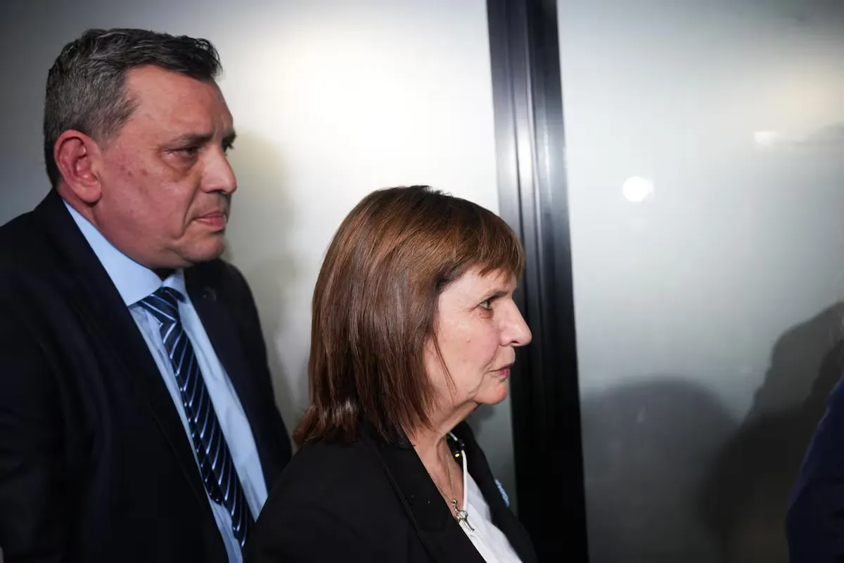 El candidato libertario Maximiliano Bondarenko junto a la ministra Patria Bullrich