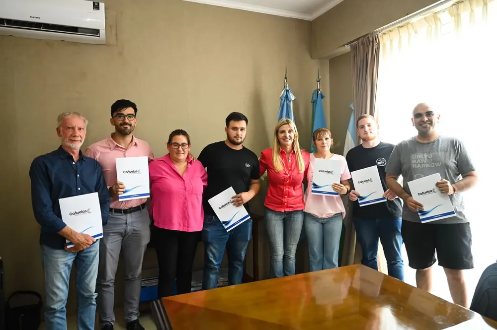 Fassi junto a vecinos beneficiarios de lotes en Cañuelas.