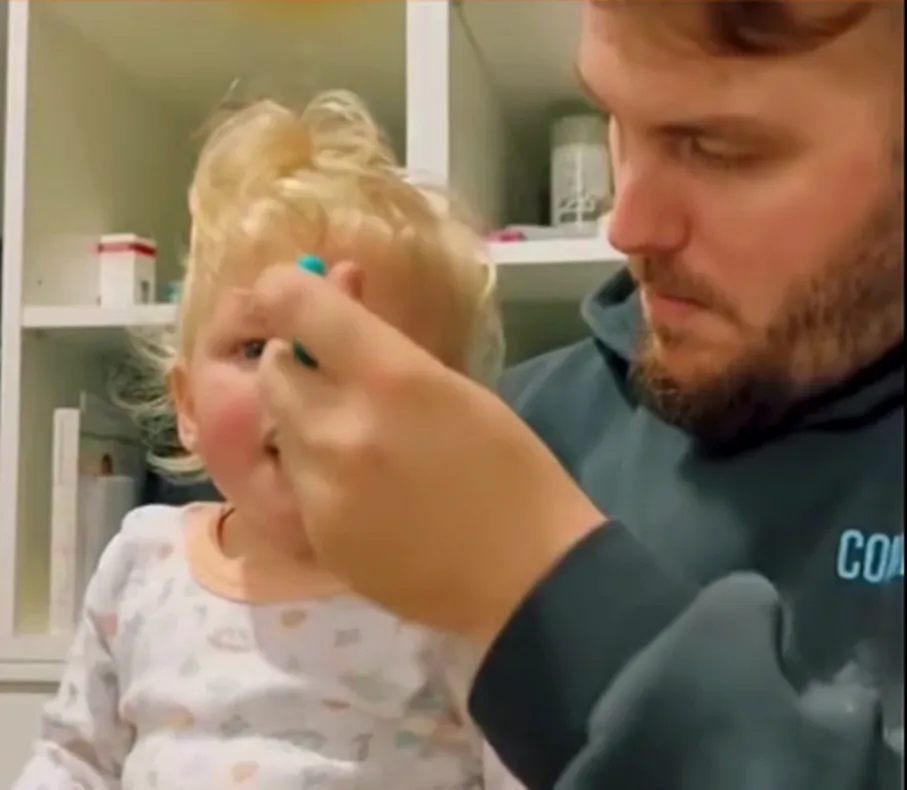 ¡La villana más dulce! Bebé prueba helado y se transforma