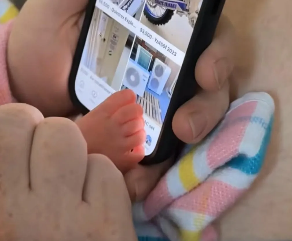 Video viral: este papá encontró el truco definitivo para navegar en internet