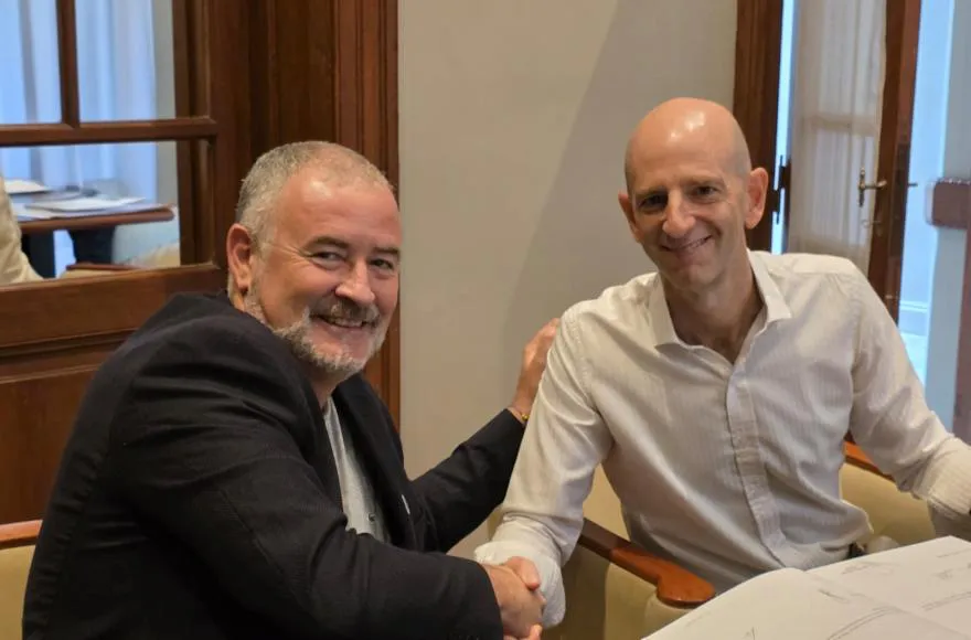 Poletti firmó el acuerdo con Fiplasto para crear más de 600 lotes sociales